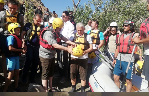 Erzincan’da rafting yapan Binali Yıldırım'ın renkli anları kameralara yansıdı