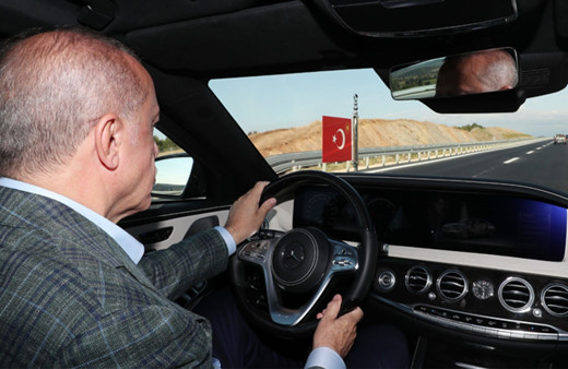 Cumhurbaşkanı Erdoğan makam aracını kullandı