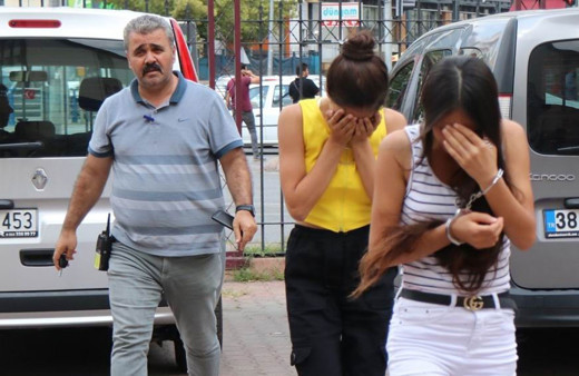 Hırsız kız kardeşler yakalandı