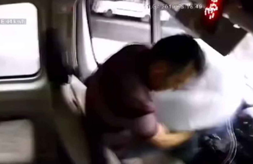 Trafik levhasına çarpan minibüs şoförünü hava yastığı kurtardı