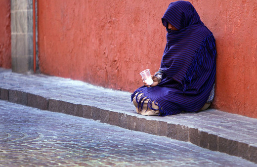Şaka değil gerçek! O ülkede dilenmek artık paralı! Lisans gerekiyor 8 kişi aldı