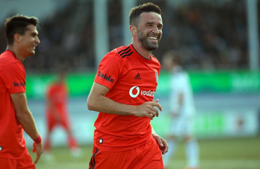 Beşiktaşlı futbolcu Gökhan Gönül, bıçak altına yattı