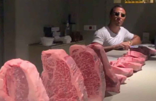 Nusret etlerle oyun oynadı sosyal medyada tepki çekti