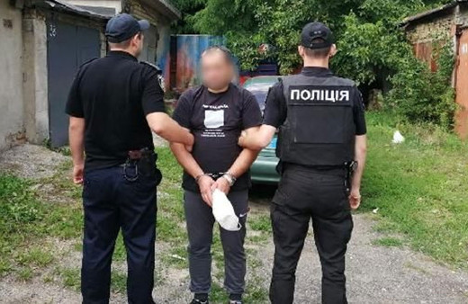 Parası olmayan müşterisini zincirledi