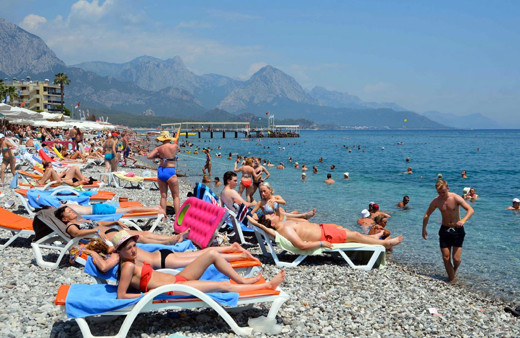 Uzmanlardan tatilcilere güneşlenme uyarısı! İnme ile karşı karşıya kalabilirsiniz