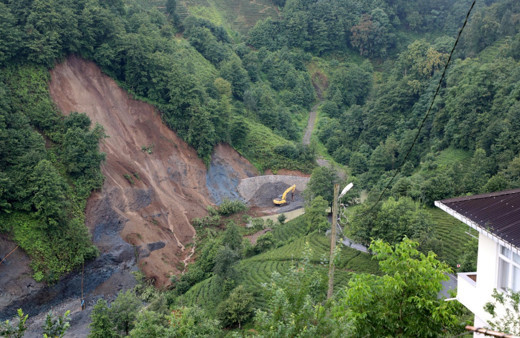 Rize'de yoğun yağışlar nedeniyle heyelan oldu yollar trafiğe kapatıldı