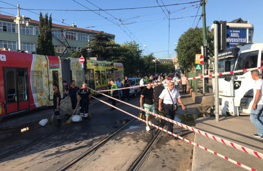 İstanbul'da tramvaya su tankeri çarptı