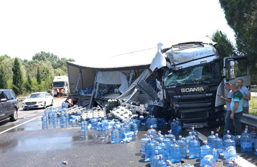 TEM otoyolun'da damacana yüklü TIR'ın lastiği patladı damacanalar yola savruldu