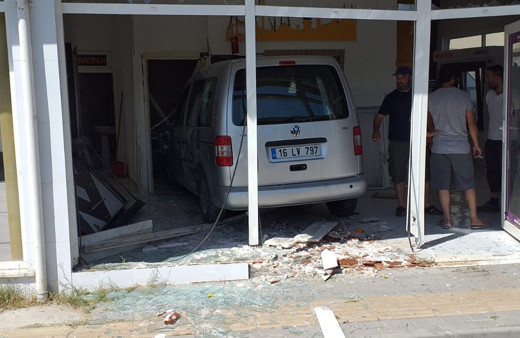 Bursa'da sürücü fren yerine gaza bastı olanlar oldu