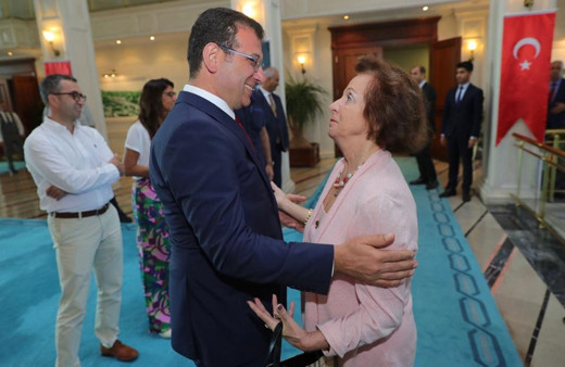 İmamoğlu'ndan Osmanlı gelini Zeynep Osman'la samimi diyalog! Sosyal medyada olay oldu