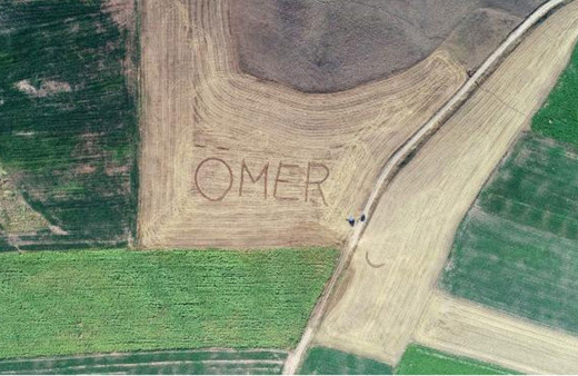 Traktörüne pulluk takıyor tarlaya her yıl aynı günde hep aynı yazıyı yazıyor!