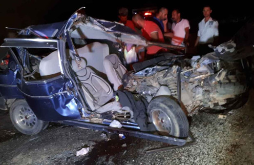 Otomobil ile tır kafa kafa çarpıştı: 1 yaralı