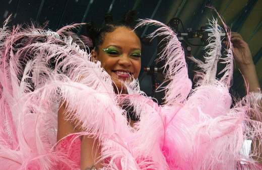 Yatak pozu olay olan Rihanna yine farkını ortaya koydu! Kıyafeti festivale damga vurdu!