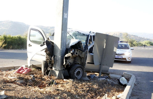 Aydın'de kontrolden çıkan otomobil direğe çarptı! 1 ölü 1 yaralı