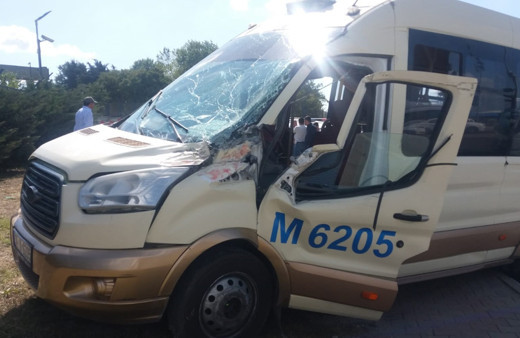 Başakşehir'de kamyonet hatalı dönüş yaptı ortalığı birbirine kattı 6 yaralı!