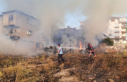 Ankara'da otluk alan yangını evlere sıçradı