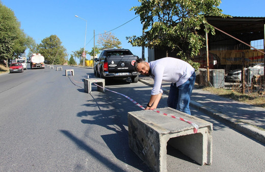 İstanbul Esenyurt'taki yolu arsasından geçtiği gerekçesiyle kapattı