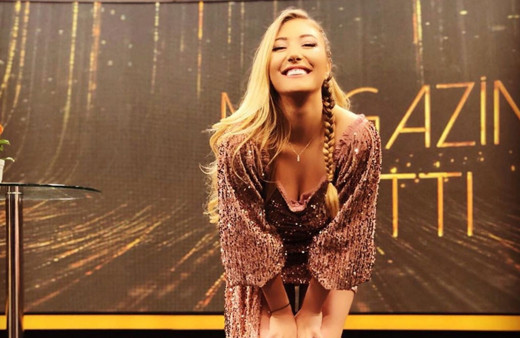 Yasmin Erbil'in havuz başında bikinili pozu takipçilerini mest etti