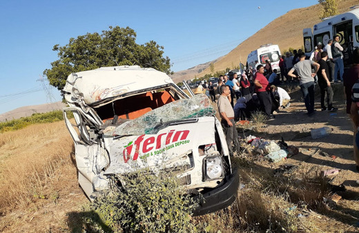 Kayseri'de minibüs ile kamyonet çarpıştı 18 yaralı