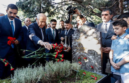 Devlet Bahçeli Türkeş'in kabrini ziyaret etti