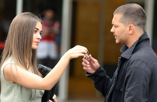 Bensu Soral'ın küvet pozuna yüzbinlerce beğeni geldi İçerde dizisiyle ünlenmişti