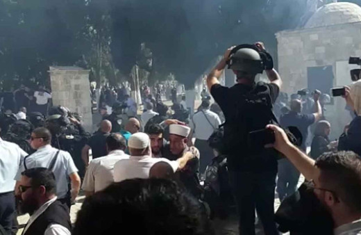 İsrail polisi Filistinlilere Harem-i Şerif'in içinde müdahale etti