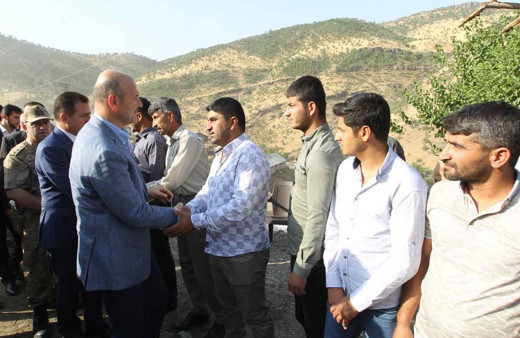 Bakan Süleyman Soylu Hakkari'de vatandaşlarla bayramlaştı