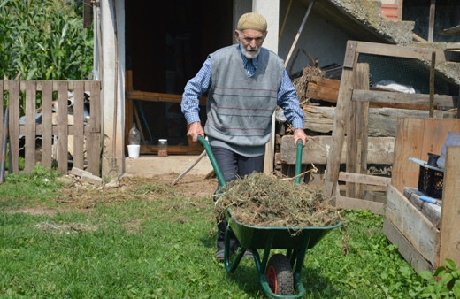 104 yaşında bir delikanlı! Gençlere taş çıkartıyor