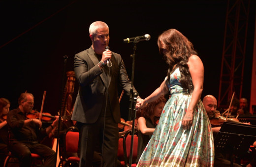 Dünyaca ünlü tenor Çeşme'de Nez ile Sezen Aksu şarkısı söyledi! Ortalığı inletti