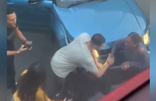 Londra'da dehşete düşüren anlar! Kadın, iki aracın arasına sıkıştı