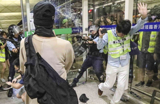 Hong Kong Havalimanı karıştı! Polis müdahale etti