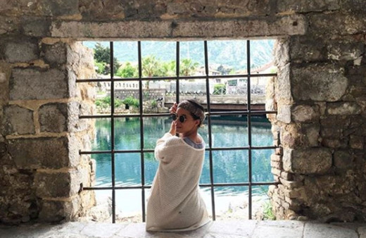 Avlu dizisinde yıldızı Selen Seyven ağaca çıkıp poz verdi! Hayranları şaşırdı