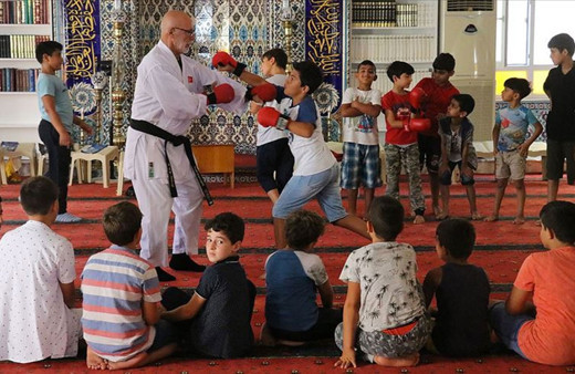 Hem Kur'an-ı Kerim'i hem karateyi öğreniyorlar
