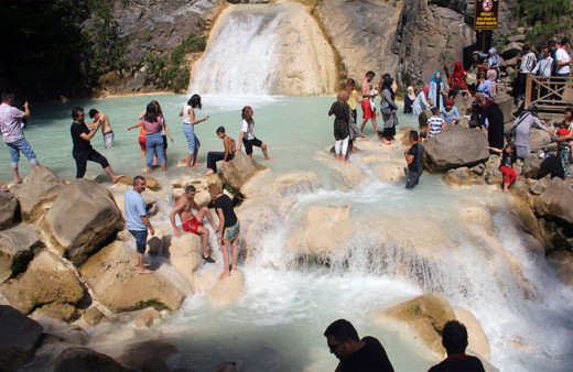 Karadeniz'in sodalı gölü  bayramda ziyaretçilerle doldu taştı