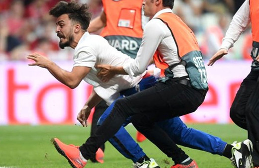 Liverpool-Chelsea maçında saha atlayan YouTuber Ali Abdüsselam Yılmaz kimdir?