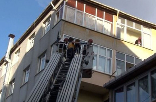 Oğluyla kavga ederken 5. kattan yan binanın çatısına düştü