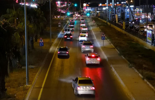 Kuşadası sokaklarında adım atacak yer kalmadı trafik kilitlendi