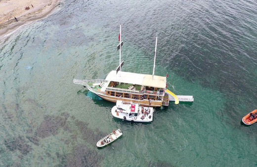 Sinop'ta gezi teknesi karaya oturdu