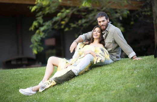 Demet Özdemir ve Can Yaman'ın birlikte tatilini o ayrıntı ortaya çıkardı! Ayrıldılar deniyordu