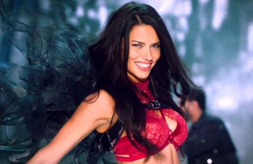 Adriana Lima vatandaşlık aldı sevgilisi Emir Uyar'a da mesaj gönderdi