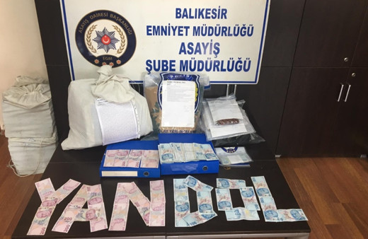 Balıkesir'de kaçakçılık operasyonunda 100 bin makaron ele geçirildi