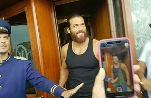 Can Yaman İtalya'da hayranları tarafından öpücüklere boğuldu