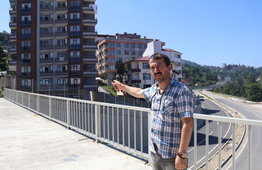 Rize'de mahalleyi 'Çin Seddi' gibi duvarla ayırdılar 50 metre ötedeki eve gitmek için 1 km yürüyorlar