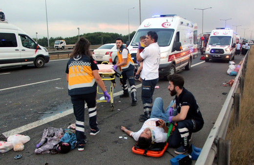 Bolu TEM otoyolunda otomobil minibüsle çarpıştı! Çok sayıda yaralı var