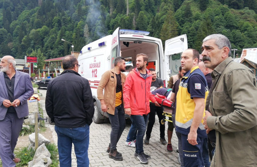 Rize Ayder'de salıncakta eşini sallarken düşen kişi yaralandı