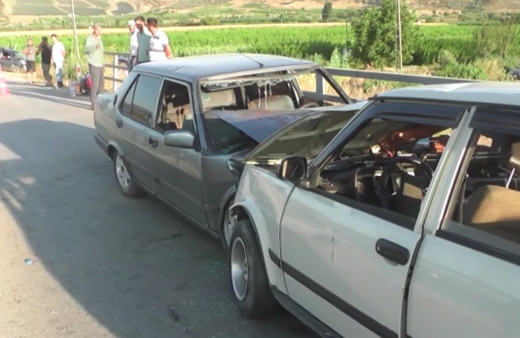 İzmir'de iki otomobil çarpıştı 11 yaralı