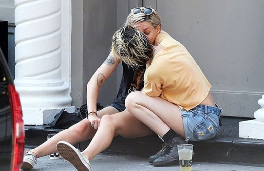 Oyuncu Kristen Stewart senarist Dylan Meyer ile öpüşürken yakalandı