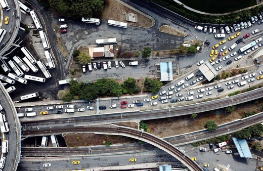 Dönüş yoğunluğu! 15 Temmuz Demokrasi Otogarı'nda trafik kilit
