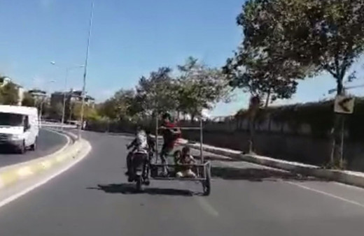 İstanbul trafiğinde motosiklette 4 çocuk yürekleri ağza getirdi