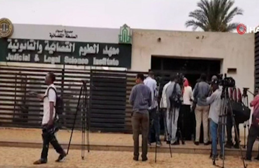 Ömer El-Beşir ilk kez hakim karşısına çıktı